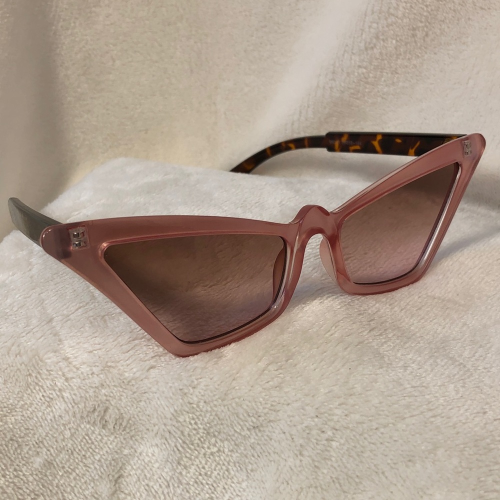 New Trending Pearlized Pink Cat Eye Sunglasses with Tortious Shell Frames